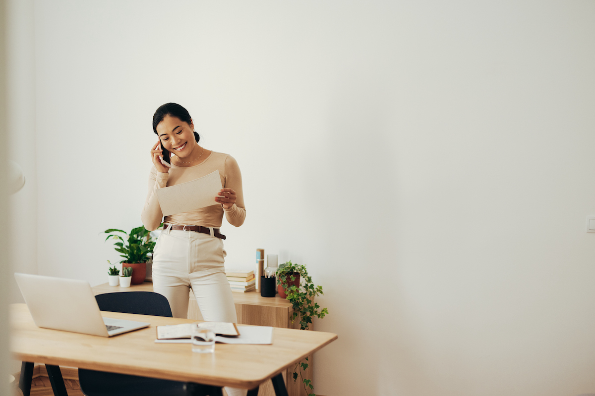 b2b customer service representative helping their customers on the phone