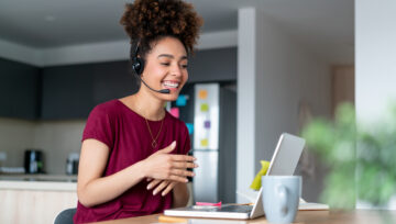 a call center agent speaking to a customer to improve customer retention rates