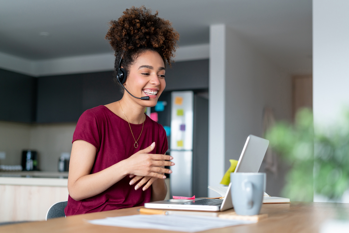 a call center agent speaking to a customer to improve customer retention rates