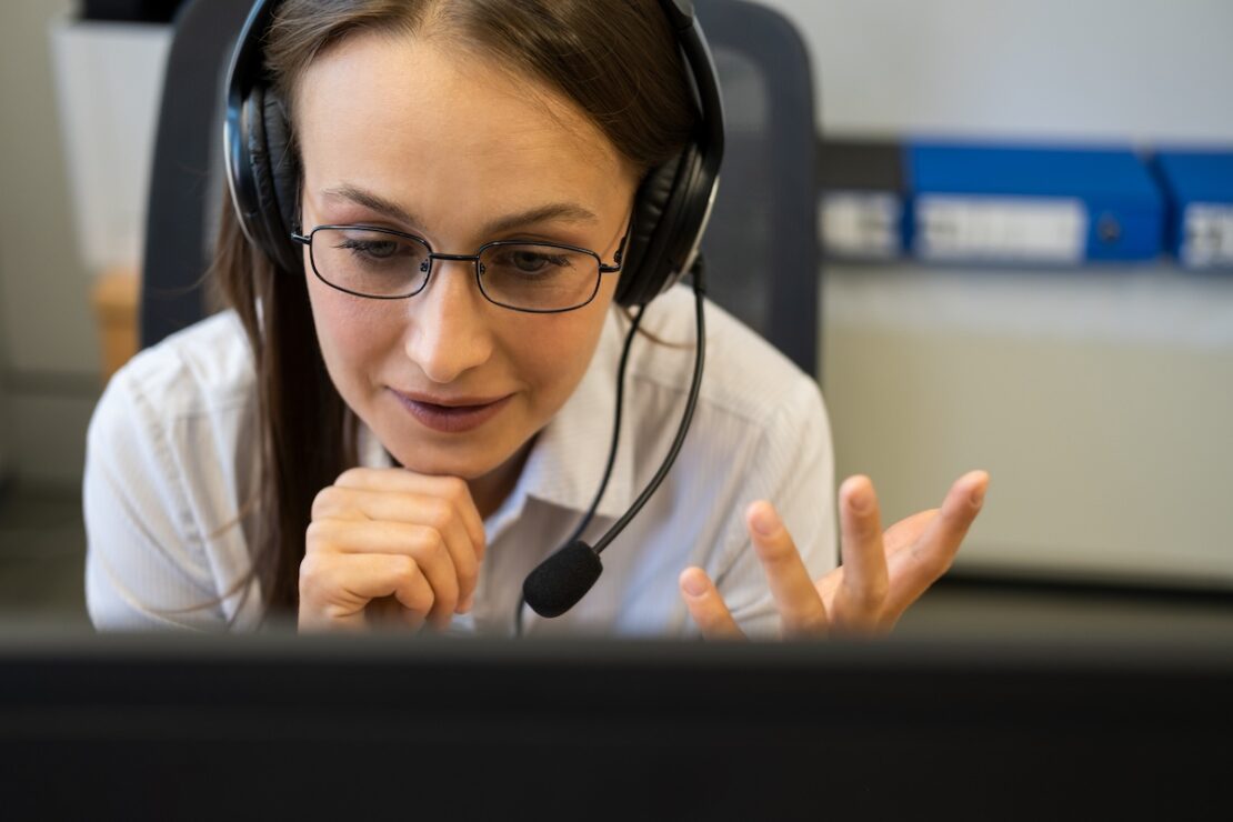 a call center agent working in a multilingual call center support environment.
