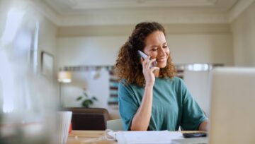 a USA based call center agent talking on the phone