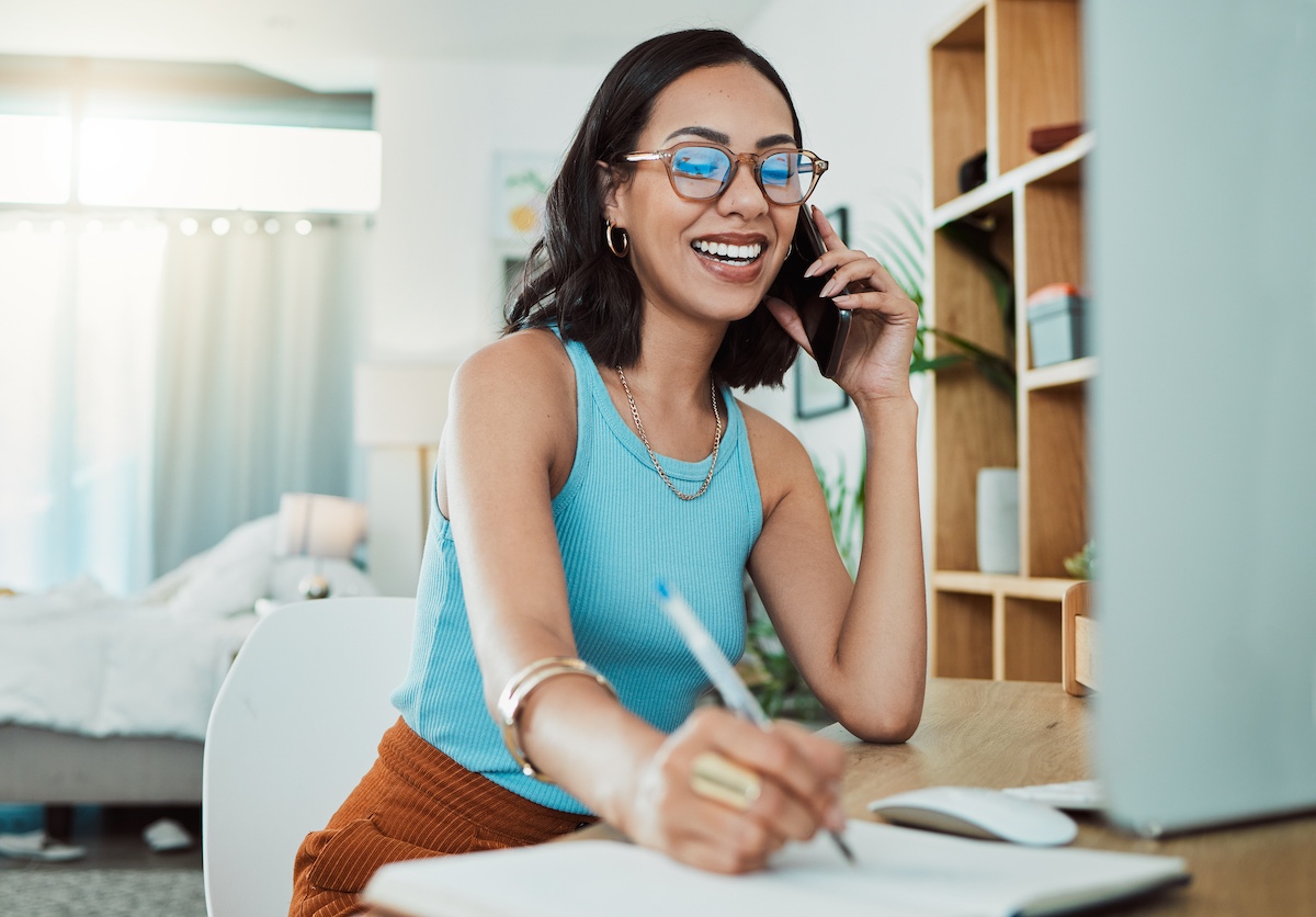 a call center agent utilizing a customer service script while on a call