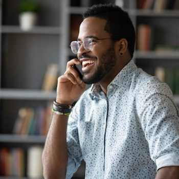 a nearshoring call center agent helping a customer on the phone