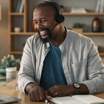 a US call center agent wearing a headset at their desk